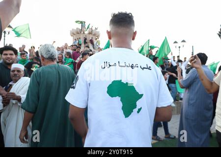 Bani Waled, Libyen. September 2024. Während der Veranstaltung versammeln sich die Menschen mit Fahnen entlang der Straßen. Eine Gruppe von Libyern protestiert und feiert die Septemberrevolution in Bani Walid und fordert die Rückkehr der Herrschaft von Saif al-Islam Gaddafi in Libyen. Quelle: SOPA Images Limited/Alamy Live News Stockfoto