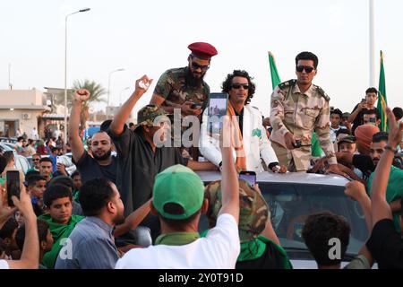 Bani Waled, Libyen. September 2024. Ein Muammar Gaddafi-Teilnehmer nimmt an der Veranstaltung Teil. Eine Gruppe von Libyern protestiert und feiert die Septemberrevolution in Bani Walid und fordert die Rückkehr der Herrschaft von Saif al-Islam Gaddafi in Libyen. Quelle: SOPA Images Limited/Alamy Live News Stockfoto