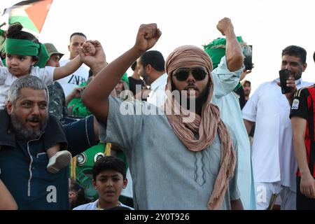 Bani Waled, Libyen. September 2024. Während der Veranstaltung machen die Menschen Gesten und singen Slogans auf den Straßen. Eine Gruppe von Libyern protestiert und feiert die Septemberrevolution in Bani Walid und fordert die Rückkehr der Herrschaft von Saif al-Islam Gaddafi in Libyen. Quelle: SOPA Images Limited/Alamy Live News Stockfoto