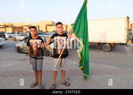 Bani Waled, Libyen. September 2024. Kleine Kinder nehmen an der Veranstaltung Teil. Eine Gruppe von Libyern protestiert und feiert die Septemberrevolution in Bani Walid und fordert die Rückkehr der Herrschaft von Saif al-Islam Gaddafi in Libyen. Quelle: SOPA Images Limited/Alamy Live News Stockfoto