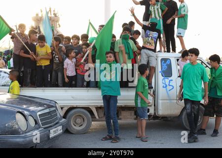 Bani Waled, Libyen. September 2024. Während der Veranstaltung versammeln sich die Menschen mit Fahnen entlang der Straßen. Eine Gruppe von Libyern protestiert und feiert die Septemberrevolution in Bani Walid und fordert die Rückkehr der Herrschaft von Saif al-Islam Gaddafi in Libyen. (Foto von Islam Alatrash/SOPA Images/SIPA USA) Credit: SIPA USA/Alamy Live News Stockfoto