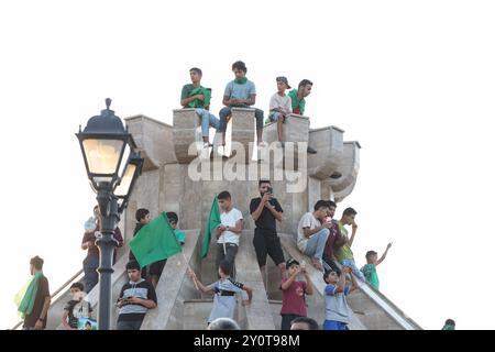 Bani Waled, Libyen. September 2024. Die Teilnehmer nehmen an der Veranstaltung Teil. Eine Gruppe von Libyern protestiert und feiert die Septemberrevolution in Bani Walid und fordert die Rückkehr der Herrschaft von Saif al-Islam Gaddafi in Libyen. (Foto von Islam Alatrash/SOPA Images/SIPA USA) Credit: SIPA USA/Alamy Live News Stockfoto