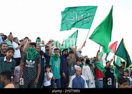 Bani Waled, Libyen. September 2024. Während der Veranstaltung versammeln sich die Menschen mit Fahnen entlang der Straßen. Eine Gruppe von Libyern protestiert und feiert die Septemberrevolution in Bani Walid und fordert die Rückkehr der Herrschaft von Saif al-Islam Gaddafi in Libyen. (Foto von Islam Alatrash/SOPA Images/SIPA USA) Credit: SIPA USA/Alamy Live News Stockfoto