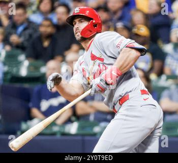 Miwaukee, Usa. September 2024. St. Louis Cardinals erster Baseman Paul Goldschmidt trifft eine Single im sixt-Inning des MLB-Spiels zwischen den St. Louis Cardinals und den Milwaukee Brewers im American Family Field in Milwaukee, WI am Dienstag, den 3. September 2024. Foto: Tannen Maury/UPI. Quelle: UPI/Alamy Live News Stockfoto