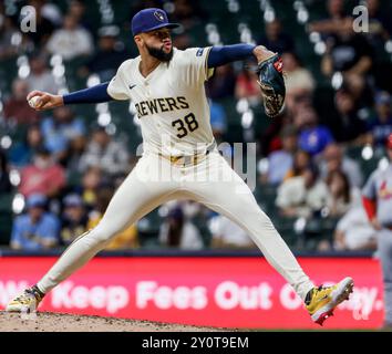 Miwaukee, Usa. September 2024. Der Milwaukee Brewers Relief Pitcher Devin Williams wirft im neunten Inning des MLB-Spiels zwischen den St. Louis Cardinals und den Milwaukee Brewers im American Family Field in Milwaukee, WI am Dienstag, den 3. September 2024. Foto: Tannen Maury/UPI. Quelle: UPI/Alamy Live News Stockfoto