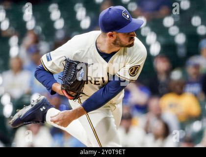 Miwaukee, Usa. September 2024. Der Milwaukee Brewers Relief Pitcher Aaron Ashby wirft im sechsten Inning des MLB-Spiels zwischen den St. Louis Cardinals und den Milwaukee Brewers im American Family Field in Milwaukee, WI am Dienstag, den 3. September 2024. Foto: Tannen Maury/UPI. Quelle: UPI/Alamy Live News Stockfoto