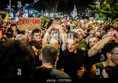 Israelische Demonstranten werden während einer Demonstration außerhalb des Verteidigungsministeriums von Polizisten in Normalkleidung zurückgeschoben. Tausende von Menschen haben sich in Tel Aviv und in ganz Israel versammelt, drei Tage nachdem die Leichen von Karmel Gat, Eden Yerushalmi, Hersh Goldberg-Polin, Alexander Lobanov, Almog Sarusi und Meister Sgt Ori Danino aus Gaza gerettet wurden. Die Demonstranten rufen Premierminister Benjamin Netanjahu und seine Regierung auf, eine Einigung zu erzielen, um die Freilassung der verbleibenden Geiseln zu erreichen, die die Hamas während der Angriffe vom 7. Oktober ergriffen hat. Stockfoto