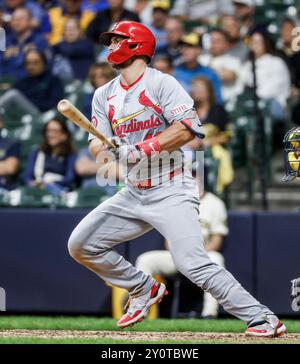 Miwaukee, Usa. September 2024. St. Louis Cardinals erster Baseman Paul Goldschmidt trifft eine Single im elften Inning des MLB-Spiels zwischen den St. Louis Cardinals und den Milwaukee Brewers im American Family Field in Milwaukee, WI am Dienstag, den 3. September 2024. Foto: Tannen Maury/UPI. Quelle: UPI/Alamy Live News Stockfoto