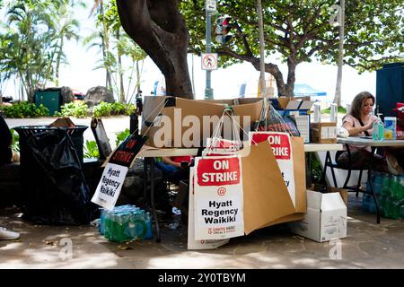 Honolulu, Hawaii, USA. September 2024. Vereinigt Euch Hier! Die Streikschilder warten auf die nächste Schicht der Streikenden an den 24-Stunden-Streiklinien. Gewerkschaftsangestellte in acht Hotels in Hawaii schließen sich an drei Tagen während des geschäftigen Wochenendes zum Labor Day in acht US-Städten an. Die Streikenden protestieren gegen niedrige Löhne, kapriziöse Terminplanung und Personalausstattung, die seit den Kürzungen der Pandemie nicht wieder aufgestiegen ist, obwohl die Zahl der Touristen wieder auf den Höhepunkt vor der Pandemie zurückgekehrt ist. 09/03 (Credit Image: © J. Matt/ZUMA Press Wire) NUR REDAKTIONELLE VERWENDUNG! Nicht für kommerzielle ZWECKE! Stockfoto