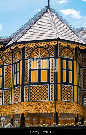 PERAK, MALAYSIA - 18. Oktober 2022: Der Palast des Königlichen Museums in der königlichen Stadt Kuala Kangsar, eine traditionelle malaiische Architektur. Stockfoto