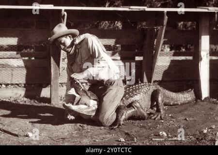 Seminole Alligatorwrestler im Musa Isle Seminole Indian Village, einer Touristenattraktion der amerikanischen Ureinwohner am Miami River in Miami, Florida. (USA) Stockfoto