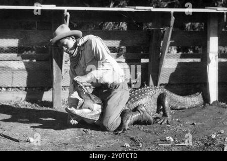 Seminole Alligatorwrestler im Musa Isle Seminole Indian Village, einer Touristenattraktion der amerikanischen Ureinwohner am Miami River in Miami, Florida. (USA) Stockfoto