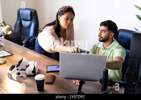 Besprechung des Projekts, Kollegen, die Laptop und VR-Headset im modernen Büro verwenden Stockfoto