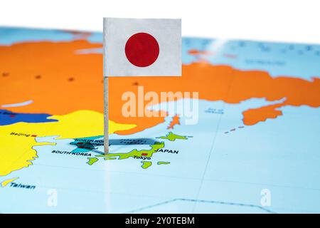 Eine Karte von Japan mit einer japanischen Flagge. Die Flagge ist rot und weiß. Reise- und Regierungskonzept Stockfoto
