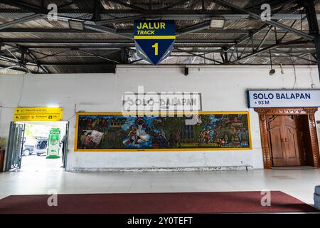 Surakarta, Indonesien - 04.02.2024: Solo Balapan Bahnhof in Surakarta, Indonesien. Es ist ein bedeutender Bahnhof in Surakarta, Zentraljava, Indonesien. Stockfoto