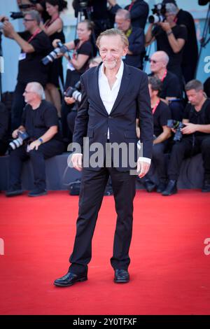 Venedig Lido, Italien. September 2024. Michael Borremans besucht den „Queer“-roten Teppich während des 81. Internationalen Filmfestivals von Venedig am 03. September 2024 in Venedig. (Foto: Daniele Cifala/NurPhoto) Credit: NurPhoto SRL/Alamy Live News Stockfoto