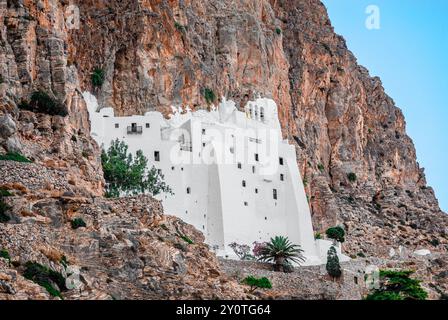 Das Kloster Hozoviotissa in Amorgos, das zweitälteste Kloster Griechenlands, erbaut 1017, das buchstäblich 300 m über dem Meer auf der Klippe hängt Stockfoto