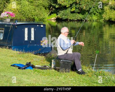 Fisherman von Abingdon Weir auf der Themse. Der Fluss fließt durch das Herz von Abingdon, die angeblich die älteste Stadt Großbritanniens ist. Somit ist Dehnung Stockfoto