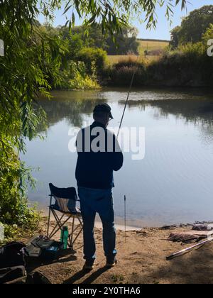 Fischer bei Sandford Lock auf der Themse. Langsame Entspannung... Die Gegend um Sandford Lock über der Themse ist ein beliebter Ort für Jogger, Spaziergänge Stockfoto