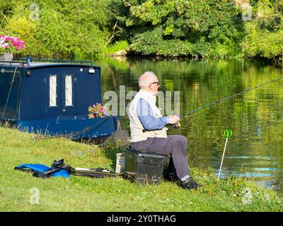 Fisherman von Abingdon Weir auf der Themse. Der Fluss fließt durch das Herz von Abingdon, die angeblich die älteste Stadt Großbritanniens ist. Somit ist Dehnung Stockfoto