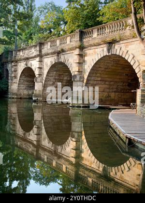 Eine ruhige Szene an der Magdalenbrücke über den Fluss Cherwell in Oxford, England. Dies ist ein berühmter Ort für Wetten und Bootstouren, der normalerweise überfüllt ist Stockfoto