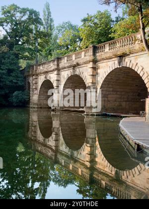 Eine ruhige Szene an der Magdalenbrücke über den Fluss Cherwell in Oxford, England. Dies ist ein berühmter Ort für Wetten und Bootstouren, der normalerweise überfüllt ist Stockfoto