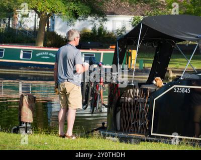 Der süße Cocker Spaniel Hündchen inspiziert seinen Besitzer von einem Hausboot, das auf der Themse bei Abingdon vertäut ist. Ist er süß, oder was? Daddy trinkt eine schöne Tasse Tee Stockfoto