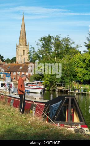 Hausboot-Anlegeplatz an der Themse in Abingdon. Ein schöner Blick auf die Themse in Abingdon, an einem Spätsommermorgen. Wir sind am Südufer des Flusses Stockfoto