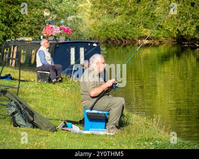 Fischer bei Abingdon Weir auf der Themse. Langsame Entspannung... Der Fluss fließt durch das Herz von Abingdon, die angeblich die älteste Stadt Brits ist Stockfoto