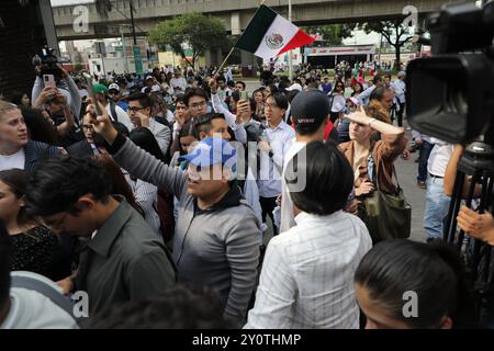 Mexiko-Stadt, Mexiko. September 2024. Jurastudenten verschiedener Universitäten nehmen an einer Demonstration vor dem Sala de Armas in der Ciudad Deportiva Teil, um gegen die Justizreform zu protestieren, die der mexikanische Präsident Andres Manuel Lopez Obrador auferlegt hatte, um verschiedene Teile der Verfassung des Landes zu ändern. Am 3. September 2024 in Mexiko-Stadt. (Foto: Ian Robles/ Credit: Eyepix Group/Alamy Live News Stockfoto