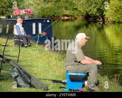 Fischer bei Abingdon Weir auf der Themse. Langsame Entspannung... Der Fluss fließt durch das Herz von Abingdon, die angeblich die älteste Stadt Brits ist Stockfoto