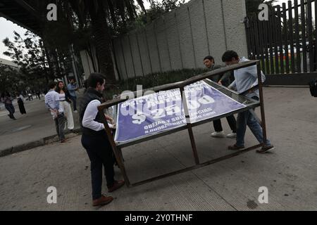 Mexiko-Stadt, Mexiko. September 2024. Jurastudenten verschiedener Universitäten nehmen an einer Demonstration vor dem Sala de Armas in der Ciudad Deportiva Teil, um gegen die Justizreform zu protestieren, die der mexikanische Präsident Andres Manuel Lopez Obrador auferlegt hatte, um verschiedene Teile der Verfassung des Landes zu ändern. Am 3. September 2024 in Mexiko-Stadt. (Foto: Ian Robles/ Credit: Eyepix Group/Alamy Live News Stockfoto