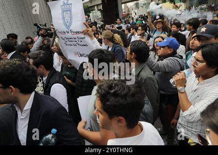 Mexiko-Stadt, Mexiko. September 2024. Jurastudenten verschiedener Universitäten nehmen an einer Demonstration vor dem Sala de Armas in der Ciudad Deportiva Teil, um gegen die Justizreform zu protestieren, die der mexikanische Präsident Andres Manuel Lopez Obrador auferlegt hatte, um verschiedene Teile der Verfassung des Landes zu ändern. Am 3. September 2024 in Mexiko-Stadt. (Foto: Ian Robles/ Credit: Eyepix Group/Alamy Live News Stockfoto