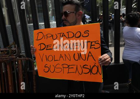 Mexiko-Stadt, Mexiko. September 2024. Jurastudenten verschiedener Universitäten nehmen an einer Demonstration vor dem Sala de Armas in der Ciudad Deportiva Teil, um gegen die Justizreform zu protestieren, die der mexikanische Präsident Andres Manuel Lopez Obrador auferlegt hatte, um verschiedene Teile der Verfassung des Landes zu ändern. Quelle: Eyepix Group/Alamy Live News Stockfoto