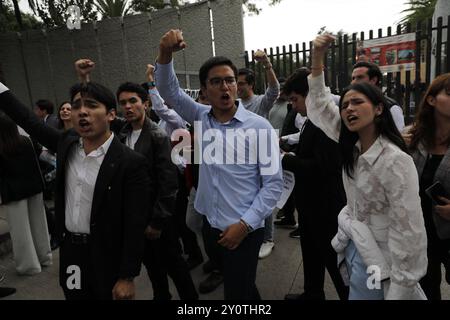 Mexiko-Stadt, Mexiko. September 2024. Jurastudenten verschiedener Universitäten nehmen an einer Demonstration vor dem Sala de Armas in der Ciudad Deportiva Teil, um gegen die Justizreform zu protestieren, die der mexikanische Präsident Andres Manuel Lopez Obrador auferlegt hatte, um verschiedene Teile der Verfassung des Landes zu ändern. Am 3. September 2024 in Mexiko-Stadt. (Foto: Ian Robles/ Credit: Eyepix Group/Alamy Live News Stockfoto