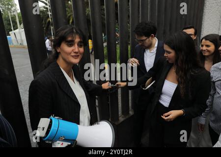 Mexiko-Stadt, Mexiko. September 2024. Jurastudenten verschiedener Universitäten nehmen an einer Demonstration vor dem Sala de Armas in der Ciudad Deportiva Teil, um gegen die Justizreform zu protestieren, die der mexikanische Präsident Andres Manuel Lopez Obrador auferlegt hatte, um verschiedene Teile der Verfassung des Landes zu ändern. Am 3. September 2024 in Mexiko-Stadt. (Foto: Ian Robles/Eyepix Group/SIPA USA) Credit: SIPA USA/Alamy Live News Stockfoto