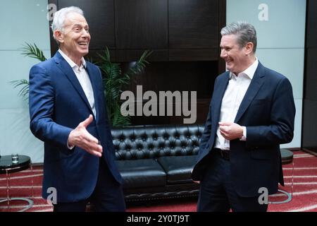 Aktenfoto vom 07/23 des ehemaligen Premierministers Tony Blair (links) und des Labour-Vorsitzenden Sir Keir Starmer. Großbritanniens Ansehen in der Welt hat in den letzten zehn Jahren nachgelassen und Sir Keir Starmer ist in einer Zeit der 'Angst' um die Nation an die Macht gekommen, sagte Sir Tony Blair über seinen Nachfolger der Labour Party als Premierminister. Ausgabedatum: Mittwoch, 4. September 2024. Stockfoto