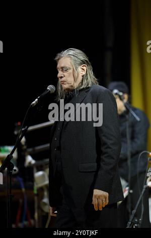 Blixa Bargeld von der Band Einstürzende Neubauten bei einem Konzert im Waschhaus in Potsdam, 3. September 2024. Einstürzende Neubauten Konzert Potsdam *** Blixa Bargeld von der Band Einstürzende Neubauten bei einem Konzert im Potsdamer Waschhaus, 3. September 2024 Einstürzende Neubauten Konzert Potsdam Stockfoto