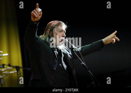 Blixa Bargeld von der Band Einstürzende Neubauten bei einem Konzert im Waschhaus in Potsdam, 3. September 2024. Einstürzende Neubauten Konzert Potsdam *** Blixa Bargeld von der Band Einstürzende Neubauten bei einem Konzert im Potsdamer Waschhaus, 3. September 2024 Einstürzende Neubauten Konzert Potsdam Stockfoto