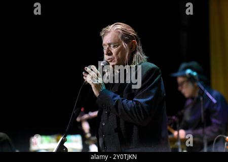 Blixa Bargeld von der Band Einstürzende Neubauten bei einem Konzert im Waschhaus in Potsdam, 3. September 2024. Einstürzende Neubauten Konzert Potsdam *** Blixa Bargeld von der Band Einstürzende Neubauten bei einem Konzert im Potsdamer Waschhaus, 3. September 2024 Einstürzende Neubauten Konzert Potsdam Stockfoto