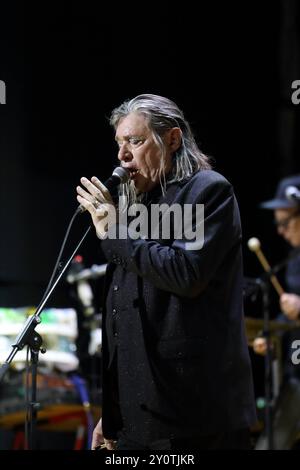 Blixa Bargeld von der Band Einstürzende Neubauten bei einem Konzert im Waschhaus in Potsdam, 3. September 2024. Einstürzende Neubauten Konzert Potsdam *** Blixa Bargeld von der Band Einstürzende Neubauten bei einem Konzert im Potsdamer Waschhaus, 3. September 2024 Einstürzende Neubauten Konzert Potsdam Stockfoto