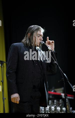 Blixa Bargeld von der Band Einstürzende Neubauten bei einem Konzert im Waschhaus in Potsdam, 3. September 2024. Einstürzende Neubauten Konzert Potsdam *** Blixa Bargeld von der Band Einstürzende Neubauten bei einem Konzert im Potsdamer Waschhaus, 3. September 2024 Einstürzende Neubauten Konzert Potsdam Stockfoto