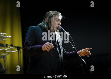 Blixa Bargeld von der Band Einstürzende Neubauten bei einem Konzert im Waschhaus in Potsdam, 3. September 2024. Einstürzende Neubauten Konzert Potsdam *** Blixa Bargeld von der Band Einstürzende Neubauten bei einem Konzert im Potsdamer Waschhaus, 3. September 2024 Einstürzende Neubauten Konzert Potsdam Stockfoto