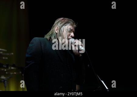 Blixa Bargeld von der Band Einstürzende Neubauten bei einem Konzert im Waschhaus in Potsdam, 3. September 2024. Einstürzende Neubauten Konzert Potsdam *** Blixa Bargeld von der Band Einstürzende Neubauten bei einem Konzert im Potsdamer Waschhaus, 3. September 2024 Einstürzende Neubauten Konzert Potsdam Stockfoto