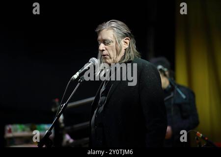 Blixa Bargeld von der Band Einstürzende Neubauten bei einem Konzert im Waschhaus in Potsdam, 3. September 2024. Einstürzende Neubauten Konzert Potsdam *** Blixa Bargeld von der Band Einstürzende Neubauten bei einem Konzert im Potsdamer Waschhaus, 3. September 2024 Einstürzende Neubauten Konzert Potsdam Stockfoto