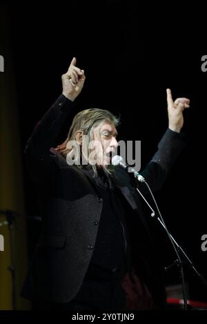 Blixa Bargeld von der Band Einstürzende Neubauten bei einem Konzert im Waschhaus in Potsdam, 3. September 2024. Einstürzende Neubauten Konzert Potsdam *** Blixa Bargeld von der Band Einstürzende Neubauten bei einem Konzert im Potsdamer Waschhaus, 3. September 2024 Einstürzende Neubauten Konzert Potsdam Stockfoto