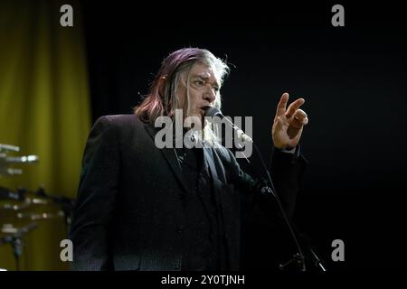 Blixa Bargeld von der Band Einstürzende Neubauten bei einem Konzert im Waschhaus in Potsdam, 3. September 2024. Einstürzende Neubauten Konzert Potsdam *** Blixa Bargeld von der Band Einstürzende Neubauten bei einem Konzert im Potsdamer Waschhaus, 3. September 2024 Einstürzende Neubauten Konzert Potsdam Stockfoto