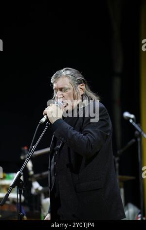 Blixa Bargeld von der Band Einstürzende Neubauten bei einem Konzert im Waschhaus in Potsdam, 3. September 2024. Einstürzende Neubauten Konzert Potsdam *** Blixa Bargeld von der Band Einstürzende Neubauten bei einem Konzert im Potsdamer Waschhaus, 3. September 2024 Einstürzende Neubauten Konzert Potsdam Stockfoto