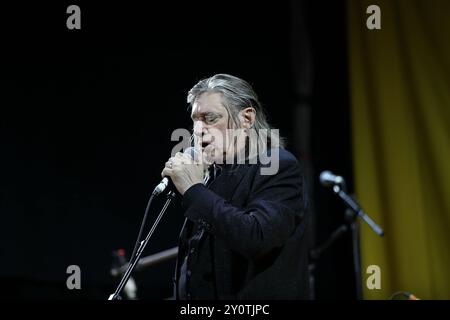 Blixa Bargeld von der Band Einstürzende Neubauten bei einem Konzert im Waschhaus in Potsdam, 3. September 2024. Einstürzende Neubauten Konzert Potsdam *** Blixa Bargeld von der Band Einstürzende Neubauten bei einem Konzert im Potsdamer Waschhaus, 3. September 2024 Einstürzende Neubauten Konzert Potsdam Stockfoto