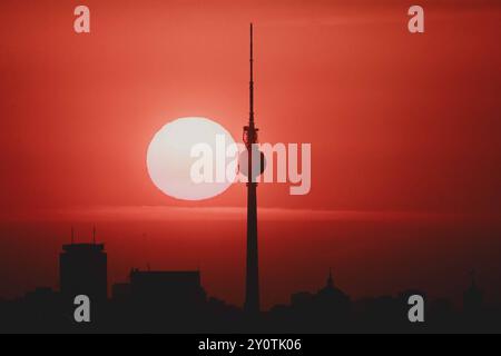 Der Sonnenaufgang zeichnet sich ab hinter der Stadtsilhouette mit dem Fernsehturm in Berlin, 04.09.2024. Berlin Deutschland *** die Sonne geht hinter t Stockfoto